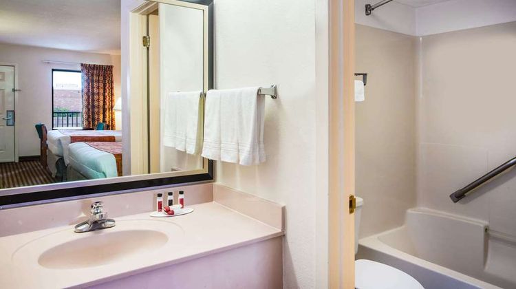 Howard Johnson Inn - Panama City Room