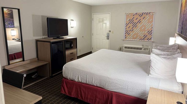 <b>Days Inn San Antonio I-35 North Room</b>. Images powered by <a href="https://iceportal.shijigroup.com/" title="IcePortal" target="_blank">IcePortal</a>.