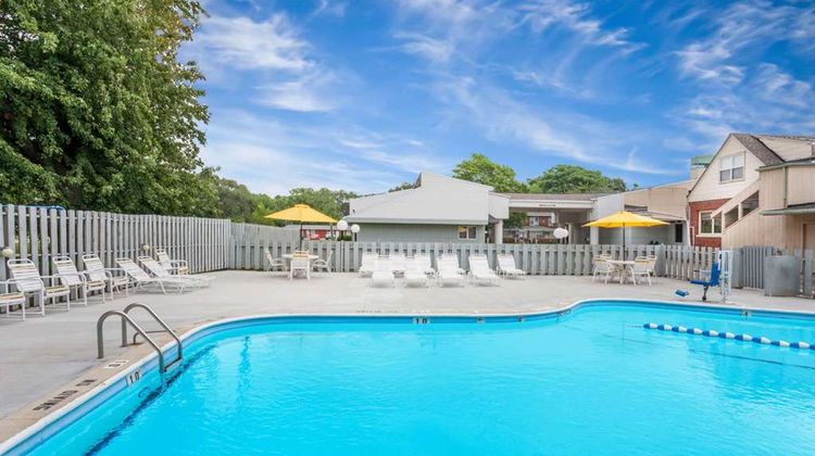Super 8 Stevensville Pool