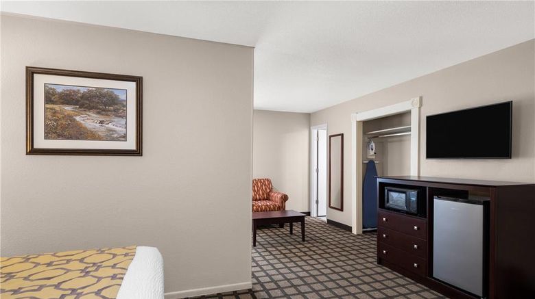 <b>Baymont Inn & Suites Jefferson City Suite</b>. Images powered by <a href="https://iceportal.shijigroup.com/" title="IcePortal" target="_blank">IcePortal</a>.