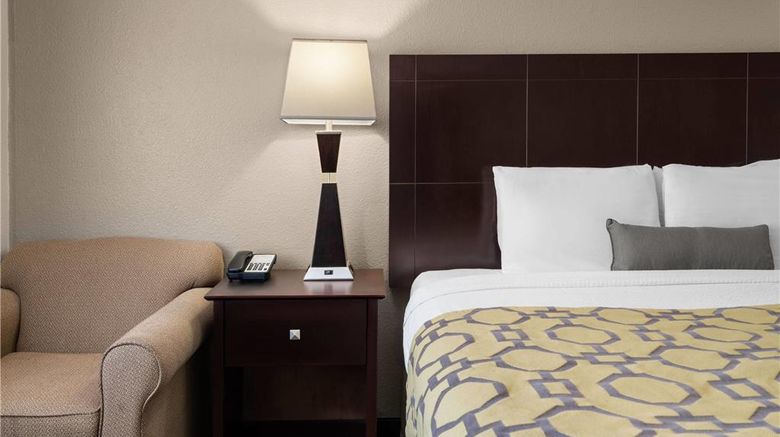 <b>Baymont Inn & Suites Jefferson City Room</b>. Images powered by <a href="https://iceportal.shijigroup.com/" title="IcePortal" target="_blank">IcePortal</a>.