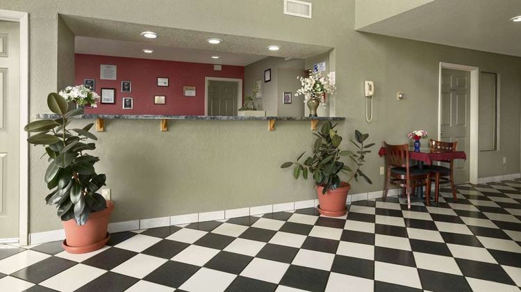 Howard Johnson Holbrook Lobby