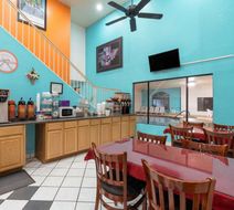 Howard Johnson Holbrook Lobby