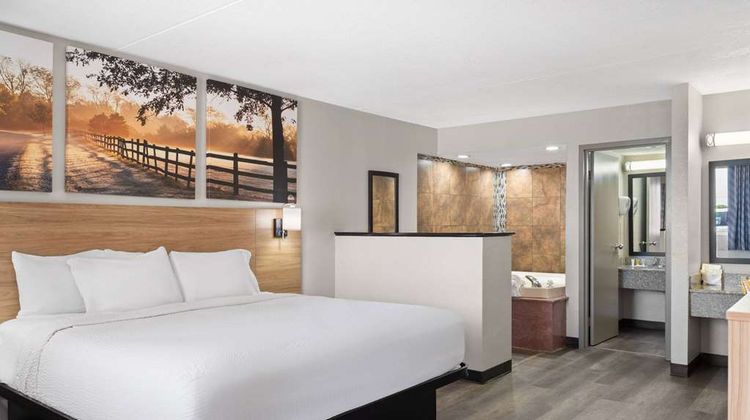 Days Inn Conway Suite