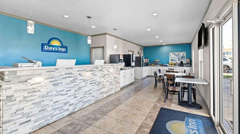 <b>Days Inn Gainesville Lobby</b>. Images powered by <a href="https://iceportal.shijigroup.com/" title="IcePortal" target="_blank">IcePortal</a>.