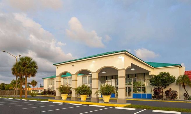 Days Inn by Wyndham Fort Pierce Midtown Exterior