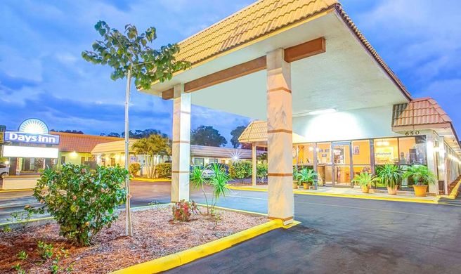 Days Inn St. Petersburg Central Exterior