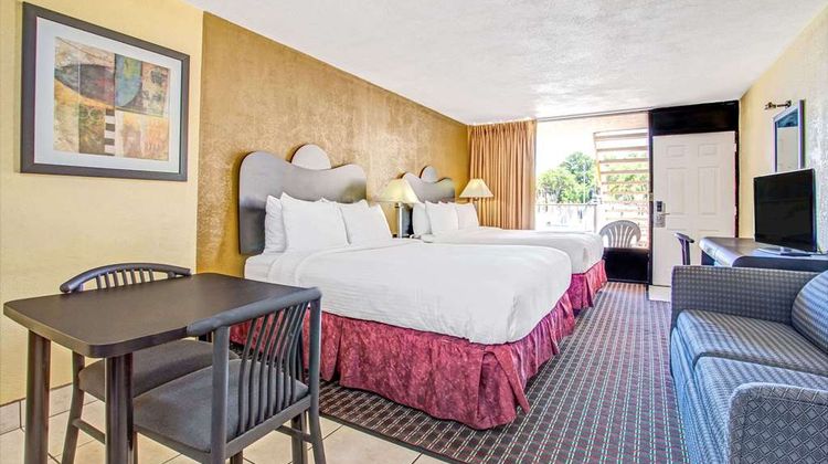 Days Inn St. Petersburg Central Suite
