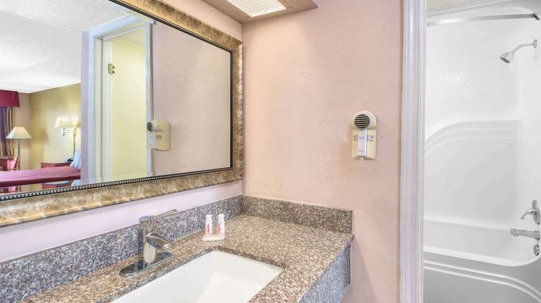 <b>Days Inn Gulfport Room</b>. Images powered by <a href="https://iceportal.shijigroup.com/" title="IcePortal" target="_blank">IcePortal</a>.