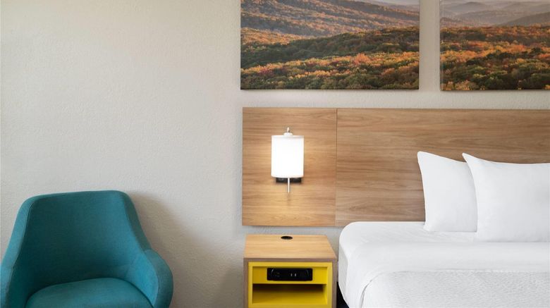 <b>Days Inn Greeneville Room</b>. Images powered by <a href="https://iceportal.shijigroup.com/" title="IcePortal" target="_blank">IcePortal</a>.