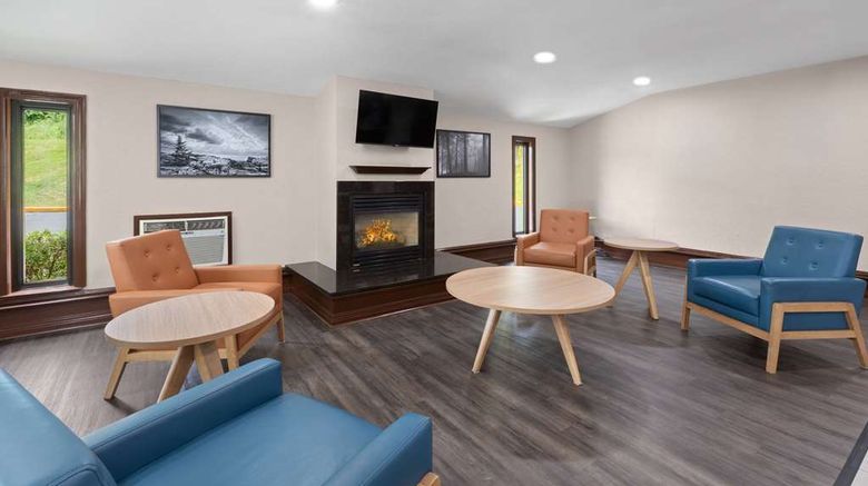 <b>Super 8 Bridgeport/Clarksburg Area Lobby</b>. Images powered by <a href="https://iceportal.shijigroup.com/" title="IcePortal" target="_blank">IcePortal</a>.