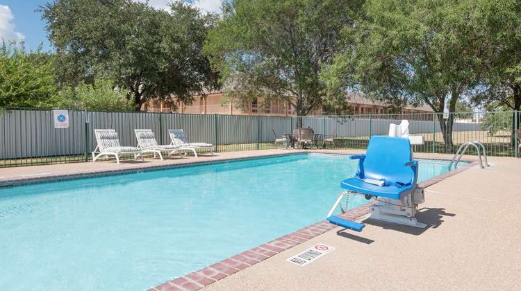 Days Inn Bryan College Station Pool