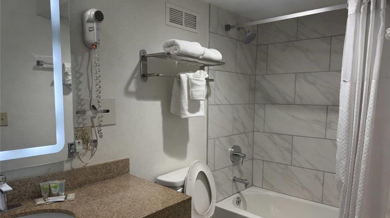 <b>Ramada Harrisonburg Room</b>. Images powered by <a href="https://iceportal.shijigroup.com/" title="IcePortal" target="_blank">IcePortal</a>.