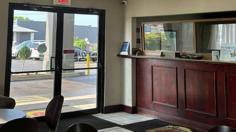 Super 8 Monroe Lobby