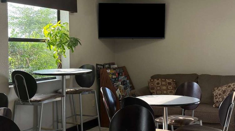 Super 8 Monroe Lobby