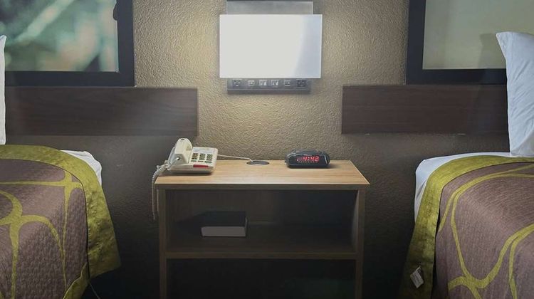 Super 8 Monroe Room
