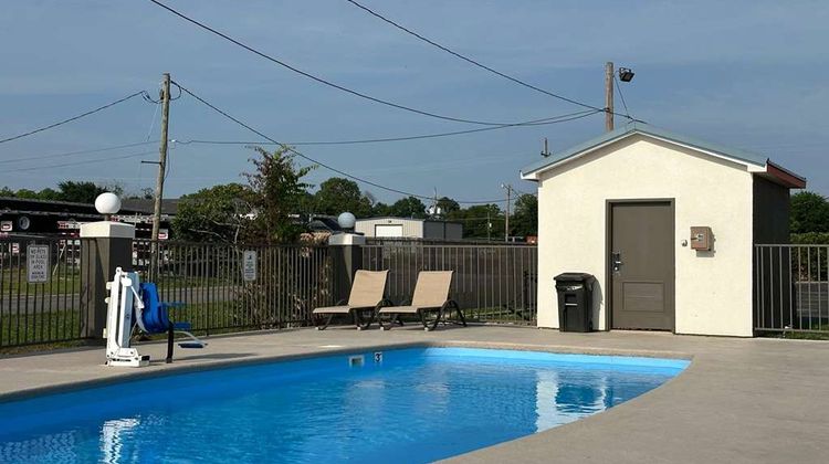 Super 8 Monroe Pool