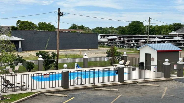 Super 8 Monroe Pool