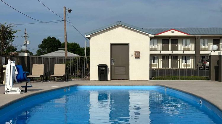Super 8 Monroe Pool
