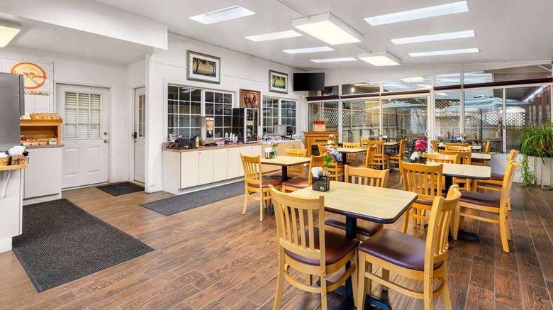 <b>Howard Johnson by Wyndham Santa Cruz Restaurant</b>. Images powered by <a href="https://iceportal.shijigroup.com/" title="IcePortal" target="_blank">IcePortal</a>.