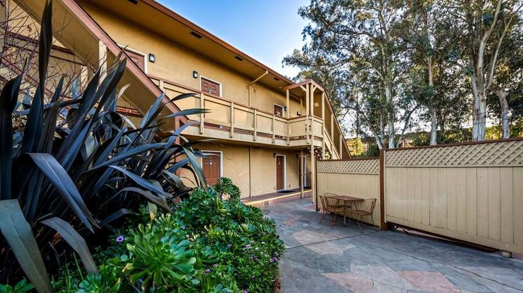 Howard Johnson by Wyndham Santa Cruz Exterior