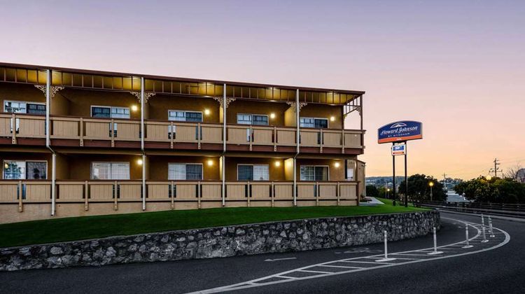 Howard Johnson by Wyndham Santa Cruz Exterior
