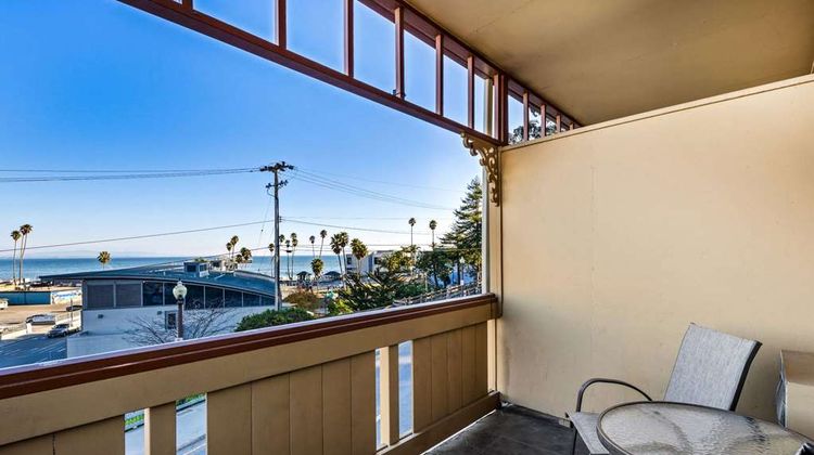 Howard Johnson by Wyndham Santa Cruz Room