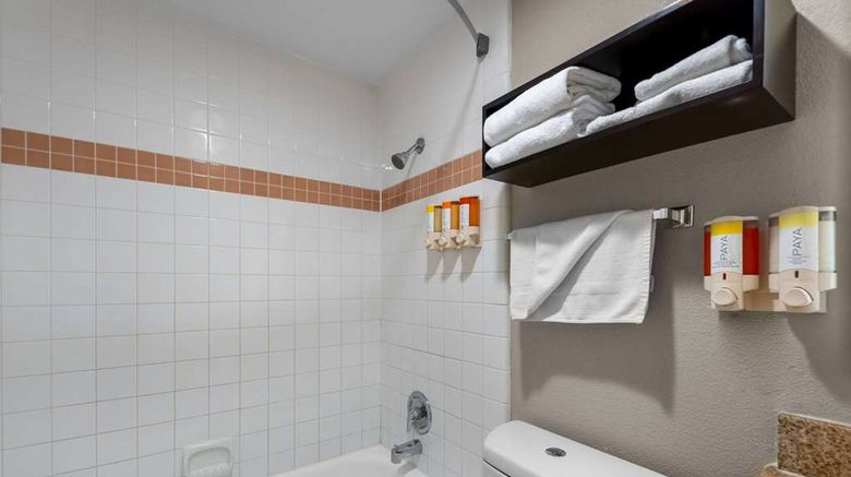 <b>Howard Johnson by Wyndham Santa Cruz Room</b>. Images powered by <a href="https://iceportal.shijigroup.com/" title="IcePortal" target="_blank">IcePortal</a>.