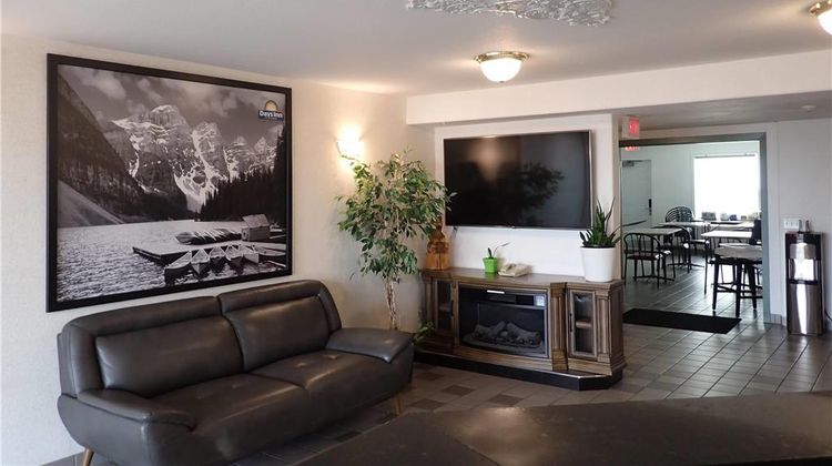 Days Inn by Wyndham Taber Lobby