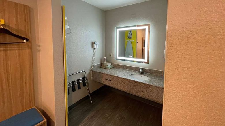 <b>Days Inn San Antonio Northwest/Seaworld Room</b>. Images powered by <a href="https://iceportal.shijigroup.com/" title="IcePortal" target="_blank">IcePortal</a>.