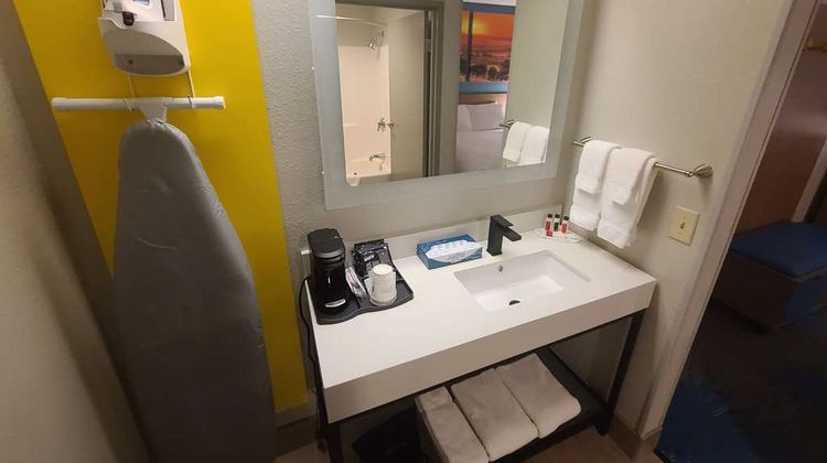 Days Inn Johnson Creek Room