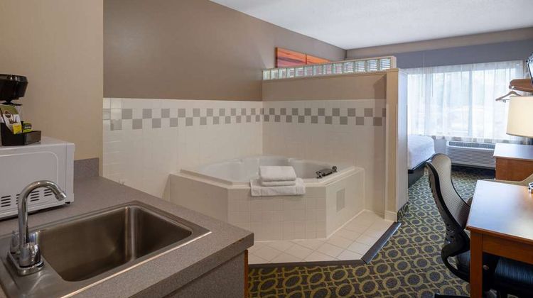 Days Inn and Suites Madison Suite