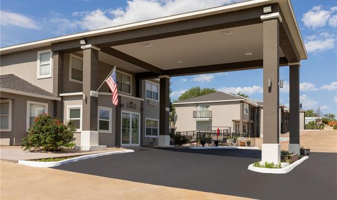 Days Inn Suites Fredericksburg Exterior