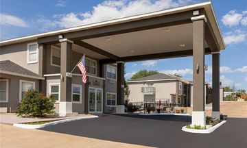 Days Inn Suites Fredericksburg