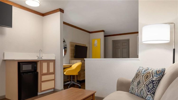 Days Inn Suites Fredericksburg Suite