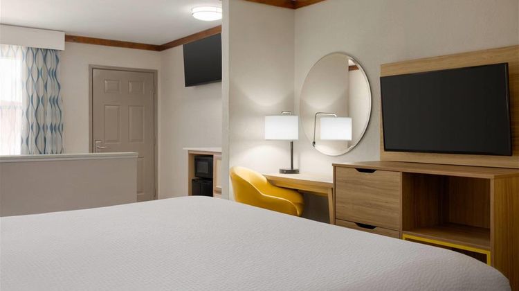 Days Inn Suites Fredericksburg Suite