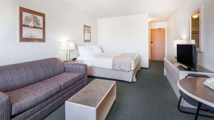 Super 8 Dauphin Suite