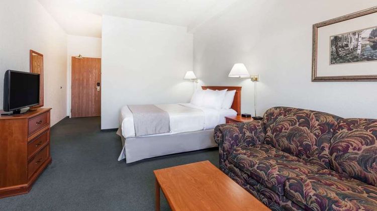 Super 8 Dauphin Suite