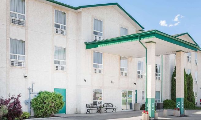Super 8 Dauphin Exterior