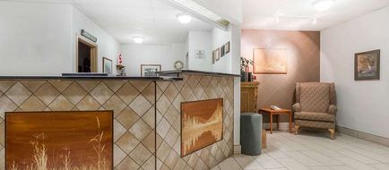 Super 8 Dauphin Lobby