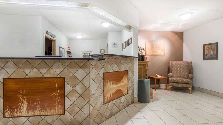 Super 8 Dauphin Lobby