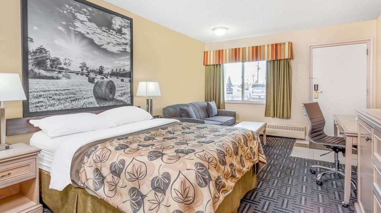 Super 8 Stettler Room