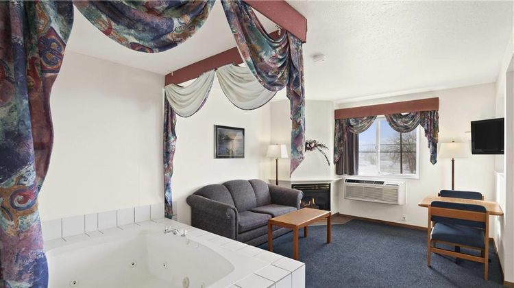 Super 8 Swift Current Suite