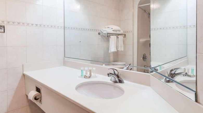 <b>Howard Johnson Hotel Newark Airport Room</b>. Images powered by <a href="https://iceportal.shijigroup.com/" title="IcePortal" target="_blank">IcePortal</a>.