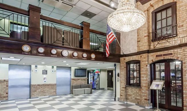 Howard Johnson Hotel Newark Airport Lobby