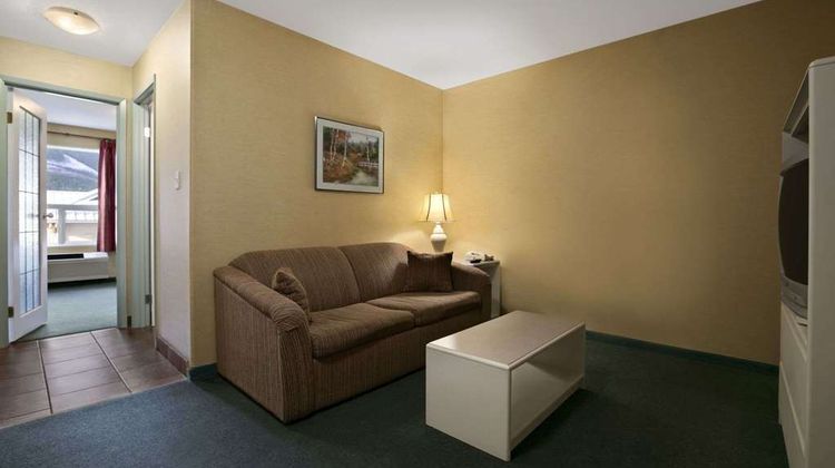 Super 8 Revelstoke Suite