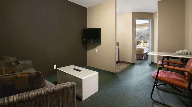 Super 8 Revelstoke Suite