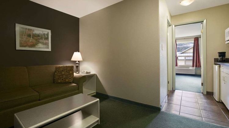 Super 8 Revelstoke Suite
