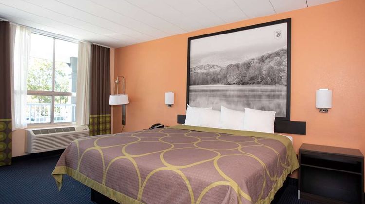 Super 8 Black Mountain Room