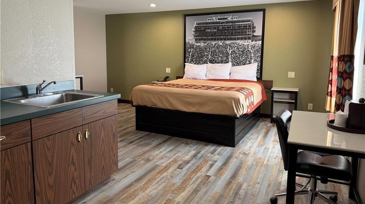 Super 8 Frankfort Room